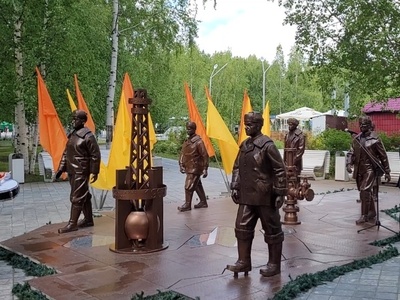 Памятник нефтяникам   

Знаковая городская достопримечательность установлена в честь людей, благодаря которым Нижневартовск стал одним из центров нефтяной промышленности России, Памятник появился в 2001 году к 35-летию города и быстро стал не только символом трудовой славы, но и популярным местом встреч и фотосессий.