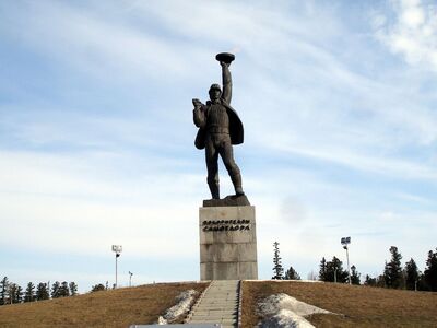 Главная достопримечательность Нижневартовска и символ города — Памятник покорителям Самотлора, который горожане любовно называют «Алешей» за внешнее сходство со скульптурой советского солдата-освободителя в Болгарии. «Алеша» — не просто плод фантазии скульптура, его «лепили» с реально существующего человека — буровика Федора Метрусенко. Памятник установили в 1978 году. Ветеран-нефтяник, почетный гражданин города Нижневартовска. 