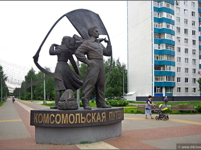 На бульваре со стороны улицы Ленина установили новый памятник — «Молодость моя комсомольская». Автор проекта — доцент кафедры архитектуры, дизайна и декоративного искусства Нижневартовского государственного университета, член Союза художников России Олег Павловский. Мне памятник понравился, здесь он уместен: Нижневартовск возводился в том числе силами комсомольцев, приехавших в город в 1960–1980-е годы. Памятник установили на спонсорские средства, вложили деньги и бывшие комсомольцы.