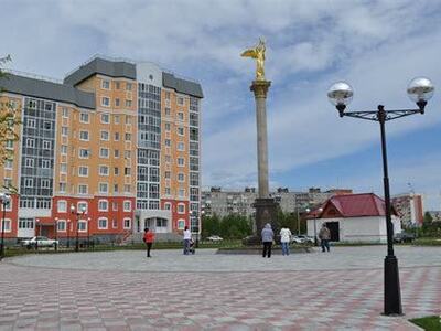 Монумент «Добрый Ангел Мира» — один из самых узнаваемых символов Нижневартовска и точка, где прогулка по городу приобретает особый смысл. Памятник был открыт 12 июня 2013 года и стал символом духовного начала и стремления к гармонии. Высокая колонна с позолоченной фигурой ангела, держащего лавровую ветвь, возвышается неподалеку от набережной, словно благословляя город и его жителей.
